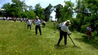Cositul, o sărbătoare în Maramureş. Ascuţitul coasei e un întreg ritual
