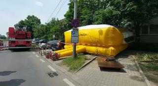 Un militar amenință că se aruncă de la etajul 7 al unui bloc din Timișoara. Pompierii au montat deja o pernă gonflabilă