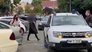 Poliţistă de frontieră, prinsă cu mită de 350 de euro în sutien, la Vama Petea. Strângea şi 10.000 de euro pe lună în pandemie