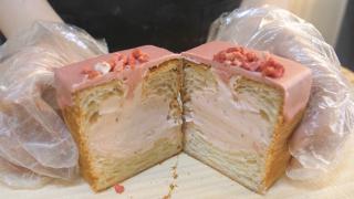 Cel mai căutat desert al verii: croissantul în formă de cub. Oamenii stau zeci de minute la cozi în faţa patiseriilor