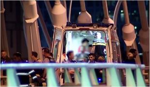 Un bărbat s-a urcat în vârful podului Basarab din Capitală şi a ameninţat că îşi va lua viaţa. A coborât după 2 ore, de bunăvoie