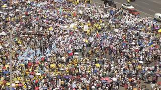 Profesorii s-au strâns din nou la poarta Guvernului. Memorandumul adoptat ieri mai mult i-a înfuriat pe dascăli