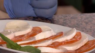 Cu cât au ajuns să fie vândute roşiile şi brânza în pieţe. Oamenii mai cumpără doar de poftă: "Luăm după buget!"