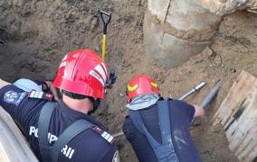 Tragedie pe un şantier din Vâlcea. Un muncitor a murit, iar un altul e în stare gravă după ce un mal de pământ a căzut peste ei