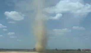 "Diavolul de praf" a răvăşit Vrancea. Fenomenul meteo i-a înspăimântat pe localnici. Explicaţiile meteorologilor ANM