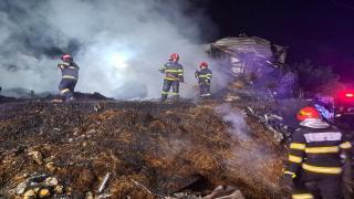 Fabrică de cherestea din Satu Mare, distrusă complet într-un incendiu. Mai multe echipaje au intervenit pentru a stinge flăcările