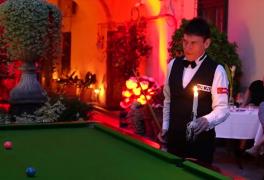 Titanii snooker-ului s-au înfruntat la Cluj într-un meci demonstrativ. Câţiva fani au avut chiar ocazia să joace un meci vedetele
