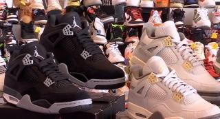 Adidaşii, vedeta unui târg din Bucureşti. Cât a costat cea mai scumpă pereche, o ediţie limitată din anul 2005