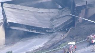 Dezastru pe una dintre cele mai aglomerate rute din SUA. O cisternă a luat foc şi a provocat prăbuşirea unei porţiuni de autostradă, în Philadelphia