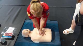 Maratonul resuscitării, la prima ediţie în Bistriţa: Oamenii au învăţat să acorde primul ajutor de la medici şi asistenţi