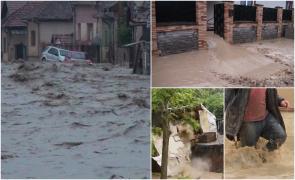 Zonele în care a plouat într-o oră cât pentru o lună întreagă. Oamenii şi-au legat maşinile cu lanţuri de garduri