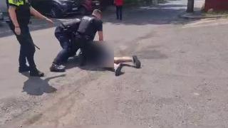 "Lasă cuţitul jos, acum!" Un individ din Piatra-Neamţ, pus la pâmânt şi încătuşat de poliţişti după ce ar fi ameninţat un bărbat cu un briceag