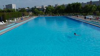 Ieşenii vin în valuri la ştrand. Preţul plătit pentru o zi întreagă, cu şezlong inclus