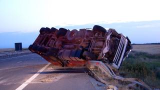 La un pas de tragedie pe autostrada A3, după ce cauciucul unui TIR încărcat cu granit a explodat în mers