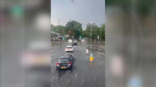 Londra, răvăşită de furtuni. Mii de locuinţe au rămas fără curent electric, iar zeci de drumuri au fost inundate