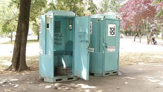 Toaletele publice, bombe ecologice în Capitală. "Numai dacă pui mâna pe uşă ai luat nu ştiu câţi microbi"