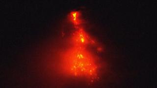 13.000 de oameni evacuaţi după erupţia vulcanului Mayon, din Filipine. Specialiştii se tem că poate lua o formă explozivă