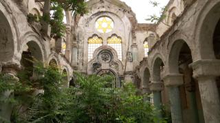 Abandonată şi înghiţită de iederă, o adevărată "bijuterie" zace ascunsă în inima Constanţei. În 2 ani, Sinagoga şi-ar putea recăpăta farmecul de altădată