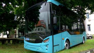 Achiziţie tip "Dorel" într-un oraş din Gorj. Deşi drumurile sunt în şantier până la finalul anului, primăria a cumpărat întâi autobuze