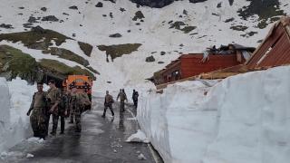 Transfăgărăşanul s-ar putea redeschide circulaţiei săptămâna viitoare. Drumarii se luptă cu zăpadă de peste 2 metri