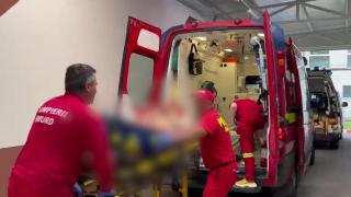 De la prieteni, la duşmani. Tânăr de 22 de ani din Botoşani, în stare gravă la spital, după ce a fost înjunghiat de un consătean cu care împărţea masa, la bar