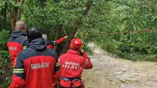 Femeie din Gorj, surprinsă de viitură când se întorcea de la cules ciuperci. În doar câteva ore a plouat cât pentru 3 săptămâni
