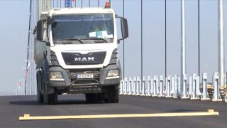 Au început testele dinamice pe cel mai mare pod suspendat din România. Două camioane încărcate au circulat cu o viteză de peste 80 km/oră