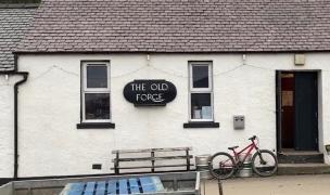 Barul care promite clienţilor o bere gratis, dacă pot ajunge la el. Ajunşi la destinaţie, curajoşii trebuie să spună şi o parolă