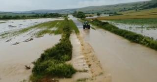 Deja năpăstuiţi de inundaţii, vremea nemiloasă le-a mai dat o lovitură doljenilor din mai multe sate. Dezastru în tot judeţul