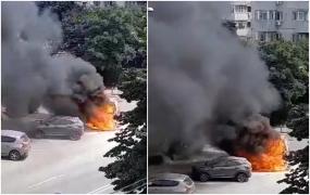 Dubă cuprinsă de flăcări, în Constanţa. Până la sosirea pompierilor, autovehiculul a fost mistuit de foc