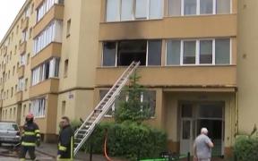 Incendiu puternic într-un bloc din Braşov. Oamenii au fugit cât i-au ţinut picioarele de teama vâlvătăii: "Dormeam. M-am speriat. Ieşea un fum gros negru"