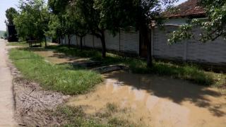 Au transformat canalele în gropi de gunoi, iar după inundaţii plătesc preţul. Scuzele găsite de localnici