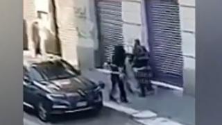 Momentul în care un român doboară cu o singură lovitură un poliţist, în Milano. Omul legii a căzut secerat la pământ