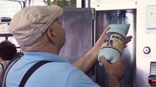 Cât costă laptele la noile dozatoare care au apărut în ţară. Comercianţii se laudă cu vânzările pe care le fac