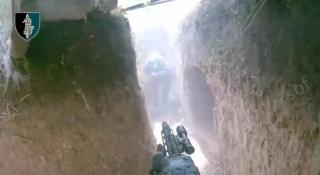 Scene ireale în Ucraina. Un soldat ucrainean de elită ucide 4 ruşi. S-a strecurat în tranşee în spatele lor şi i-a prins cu garda jos. VIDEO