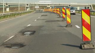Autostrada Sebeş - Turda are nevoie constantă de reparații la nici trei ani de la inaugurare. "E ceva de necrezut. Ne facem că muncim"