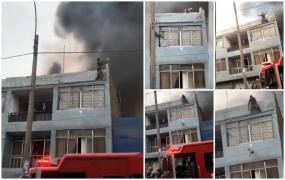 Îngerul căţeilor: Un bărbat din Peru a salvat zeci de animale de la moarte, după ce clădirea în care se aflau a luat foc