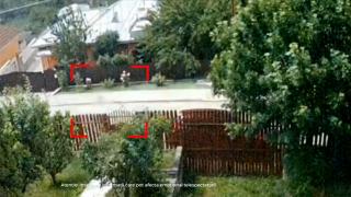 Momentul în care o fetiţă de 6 ani pe trotineta este spulberată de o maşină. Şoferul a fugit după impact, iar micuţa este în stare critică