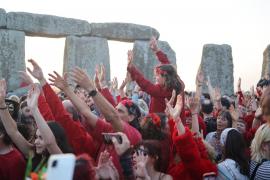 Mii de oameni s-au adunat la Stonehenge pentru a sărbători solstiţiul de vară, cea mai lungă zi din an