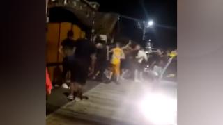 Au venit 30 de oameni să îl bată, după ce i-a furat iubita unuia dintre ei. Trei prieteni ai victimei au avut aceeaşi soartă