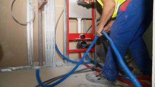 Angajaţii care aproape au dispărut de pe piaţă. Au salarii şi de 2.000 de euro, însă sunt deja "rezervaţi" pe cel puţin un an