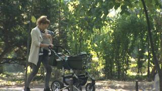 Părinţii primesc concediu şi bani pentru îngrijirea copilului bolnav. Care sunt condiţiile în care Guvernul acordă indemnizaţia