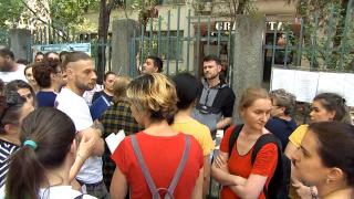 "Îmi vine să plâng. După 2 zile de stat la poartă, nu se mai primesc dosare". Scandalul grădiniţelor de vară continuă: părinţii vor să meargă în instanţă