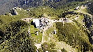 Un turist a ameninţat că se aruncă în aer dacă nu e evacuat de pe Ceahlău cu elicopterul. A sunat la 112 susţinând că e muşcat de o viperă