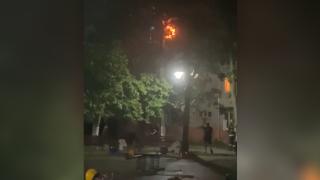 Dosar penal pentru un bărbat din Vâlcea care și-ar fi incendiat locuința. Pompierii au intervenit cu mai multe autospeciale pentru a stinge flăcările