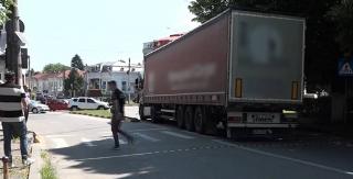 Doctoriță călcată de TIR, pe o trecere de pietoni din Câmpulung Muscel. Femeia a murit după câteva ore, la spital