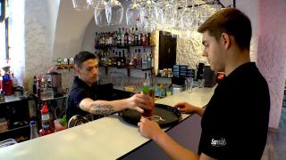 Criză de chelneri. Clienţii au ajuns să îşi aducă singuri mâncarea la masă