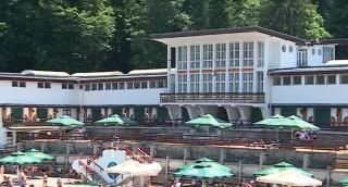 Lacul din România unde poţi face o baie rece, dar şi caldă în acelaşi timp. Locul a fost luat cu asalt de turiști