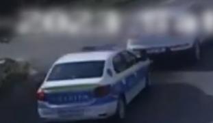 Momentul în care o maşină de Poliţie loveşte din spate un autoturism ce încetinise pentru a intra pe o străduţă laterală. Poliţiştii aveau un pacient în autospecială