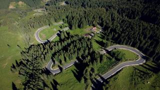 Au dat canicula din orașe pe răcoarea de pe Transalpina: "Temperaturile sunt caniculare şi aici e un refugiu perfect"